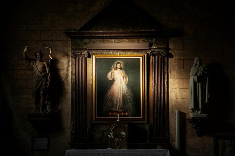 praying to jesus in church