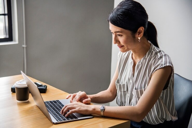 femme assise utilisant un ordinateur portable