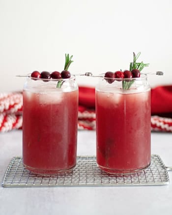 healthy thanksgiving beverage ginger-cranberry sparkler