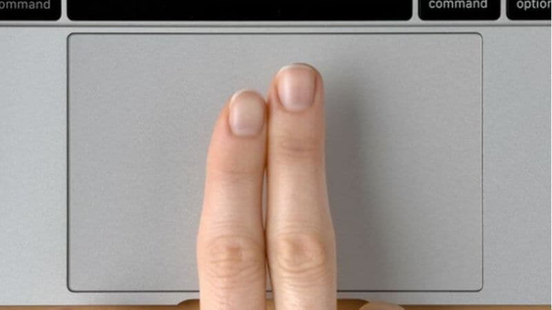 zwei finger auf dem trackpad