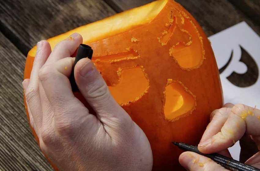 carve a design on pumpkin