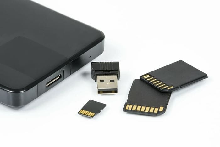 Gunakan card reader untuk menghubungkan kartu SD