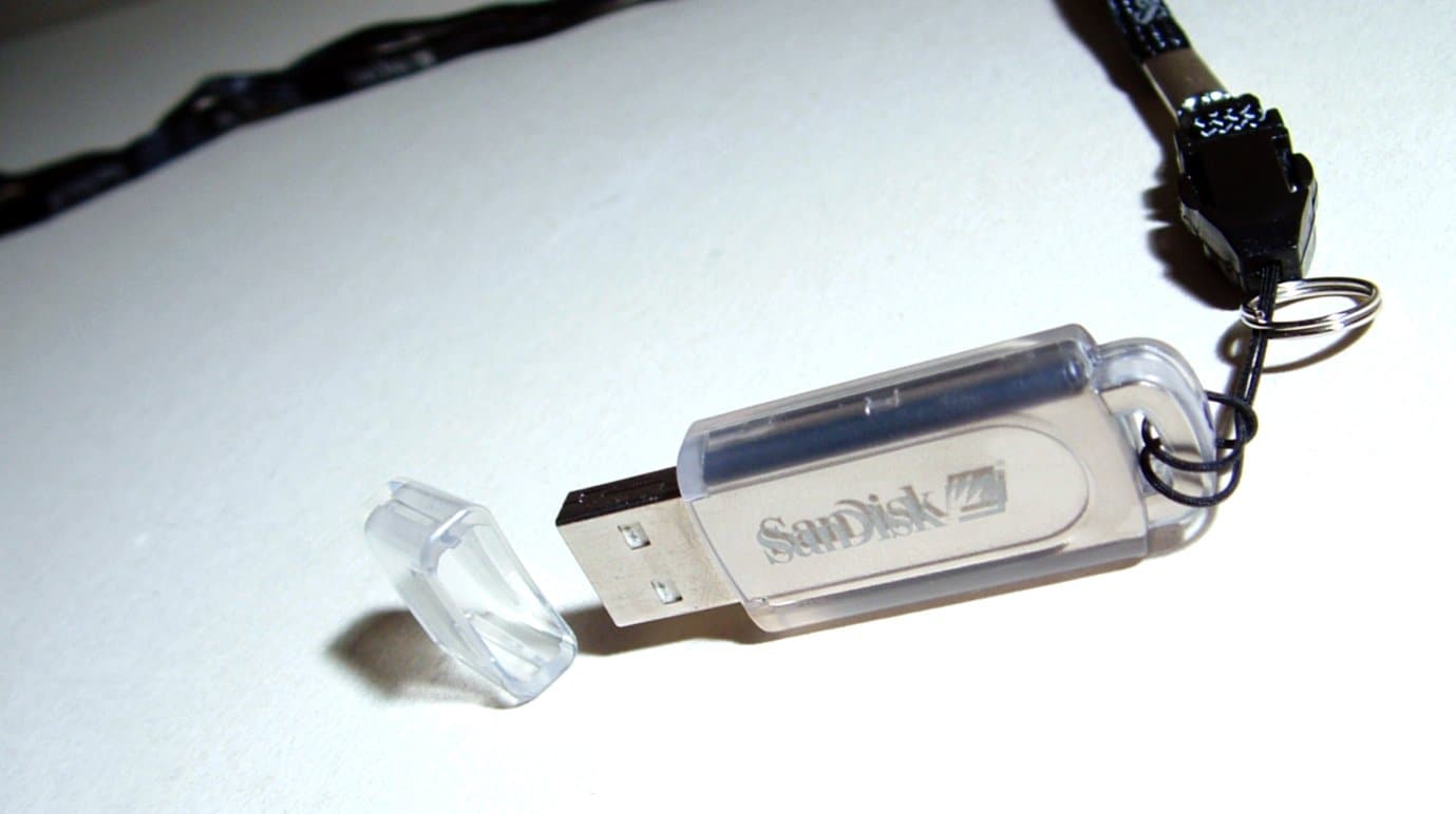 una pequeña unidad flash USB