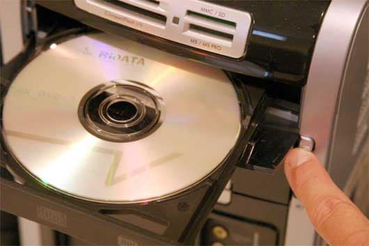 insert cd disc in the player