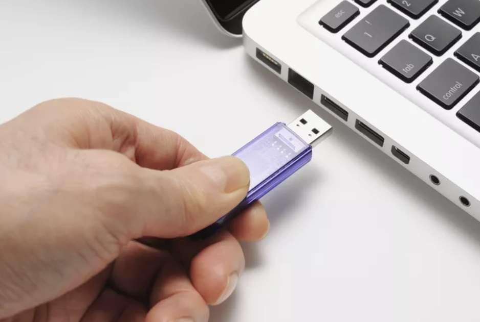 Inserindo o pendrive USB