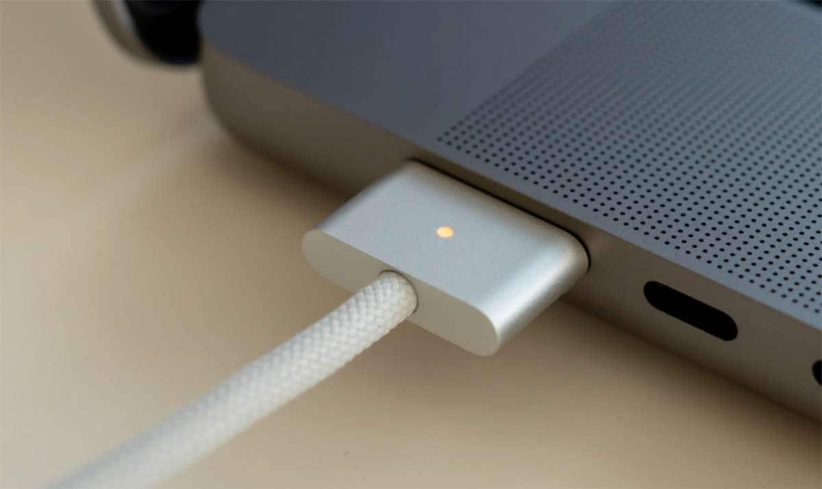 charge macbook plug to power 