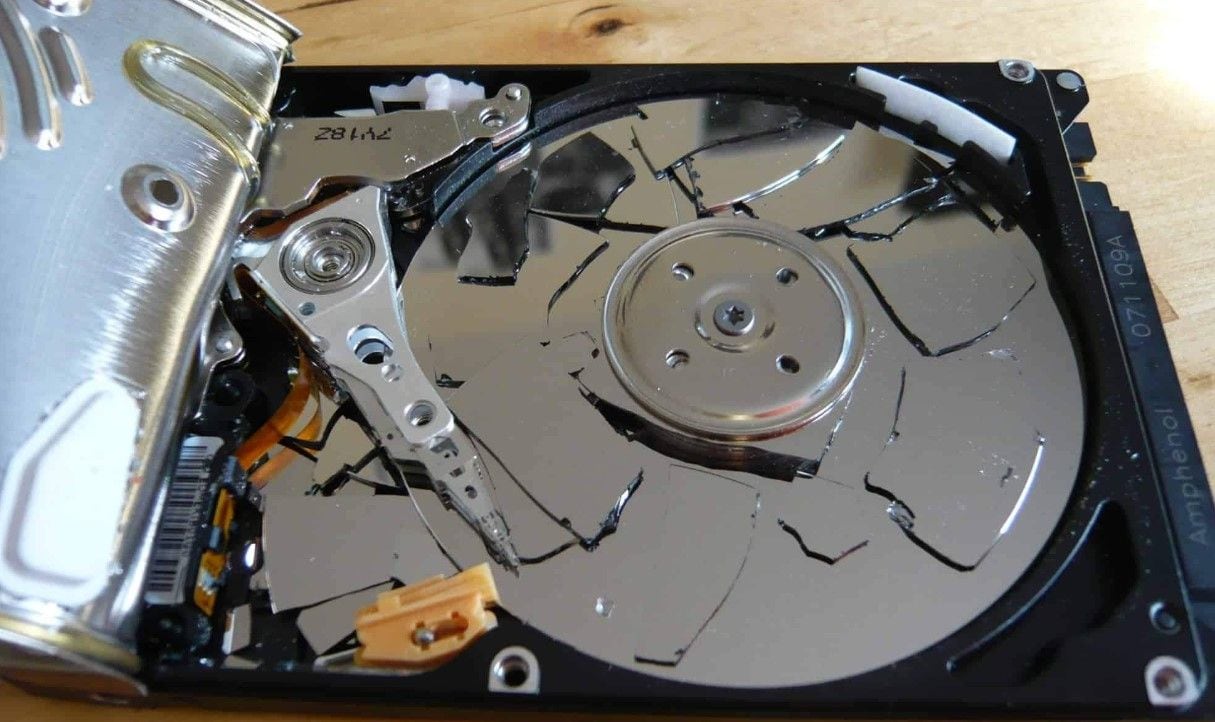 un disque dur physiquement cassé