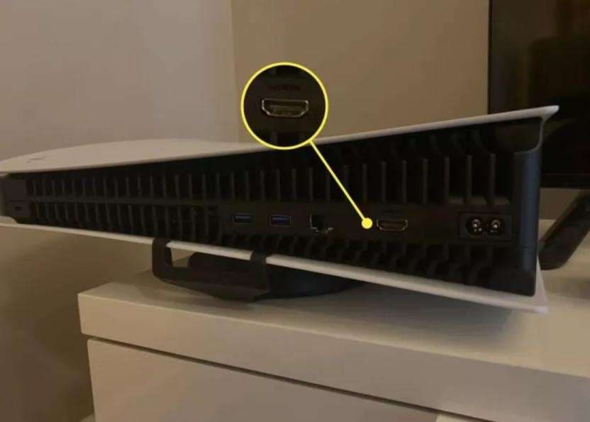 Controllare i connettori HDMI del televisore ad alta definizione e della PS5.