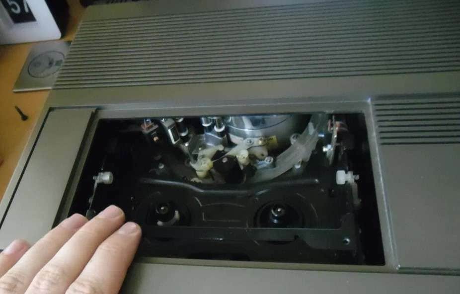 Cómo reparar una cinta de video VHS - Guía Completa paso a paso