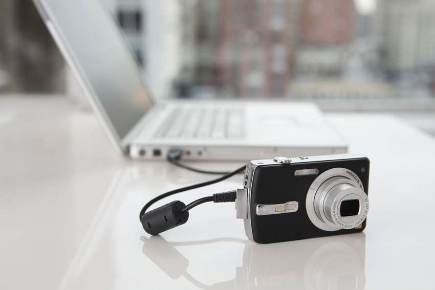 Fotocamera e macbook con connessione USB