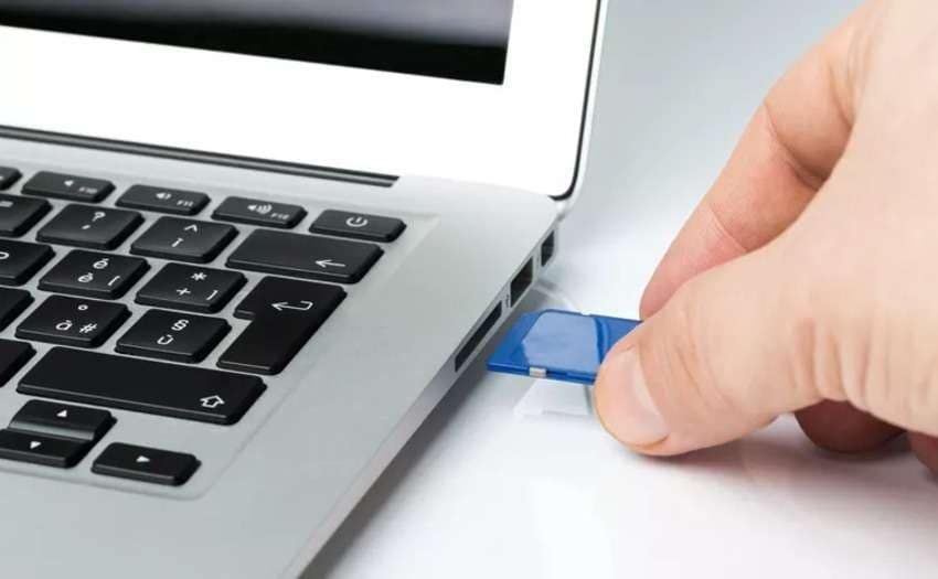 a built-in card reader on macbook