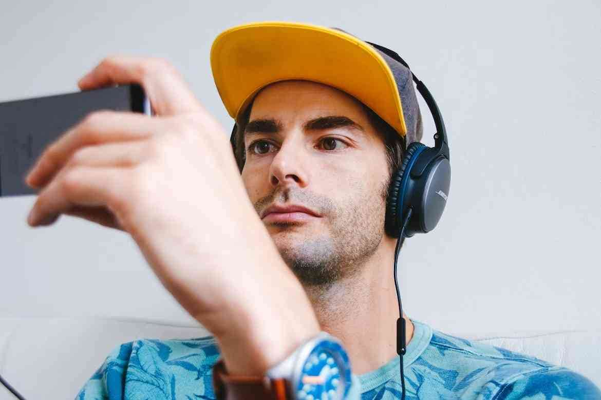 homme regardant une vidéo d'archives gratuite téléchargée