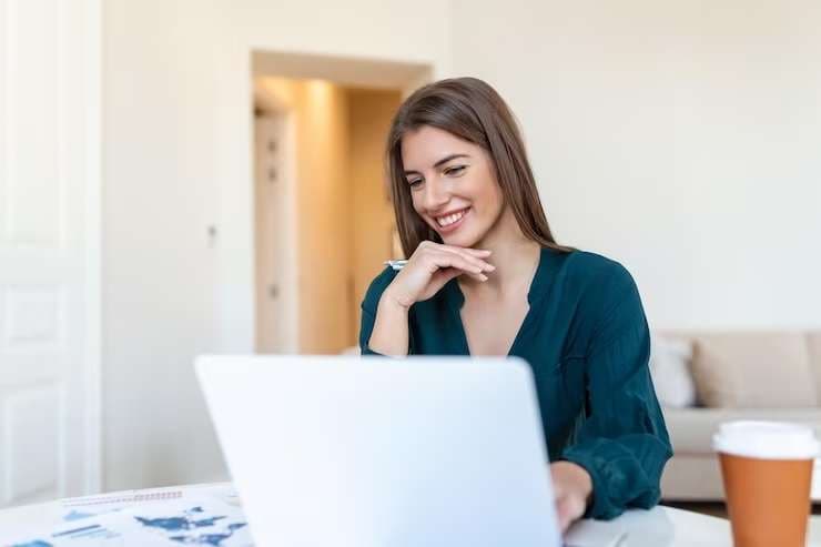 Mulher de negócios sorrindo enquanto trabalha