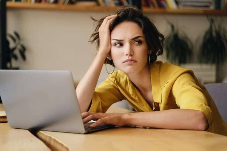 mujer de amarillo trabajando en la oficina