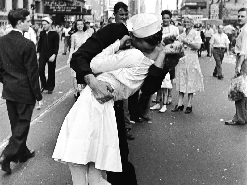 the v-j day kiss in times square