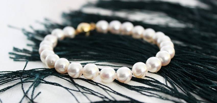 creamy white pearl bracelet photography