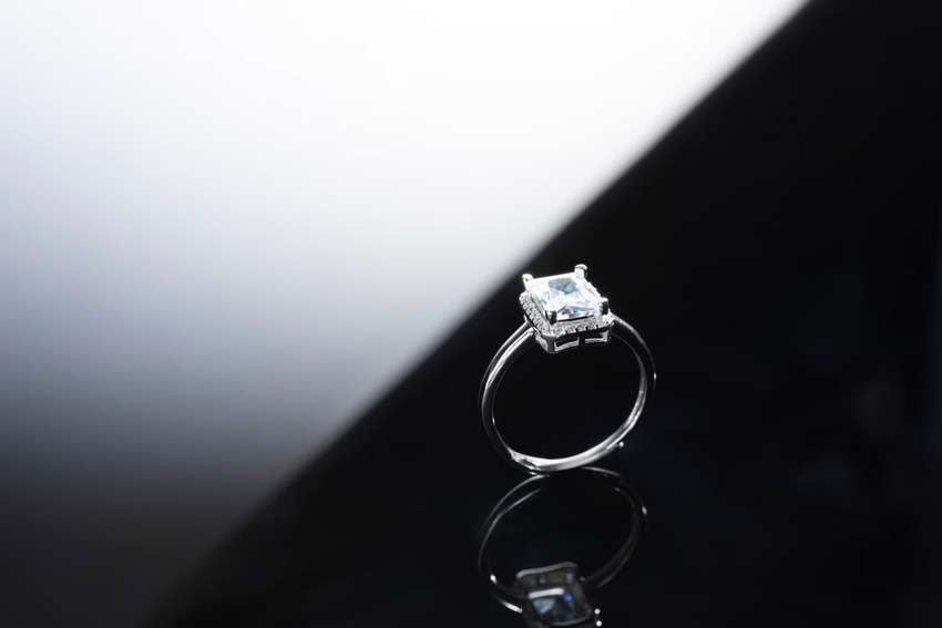 backlighting for white gold ring photography