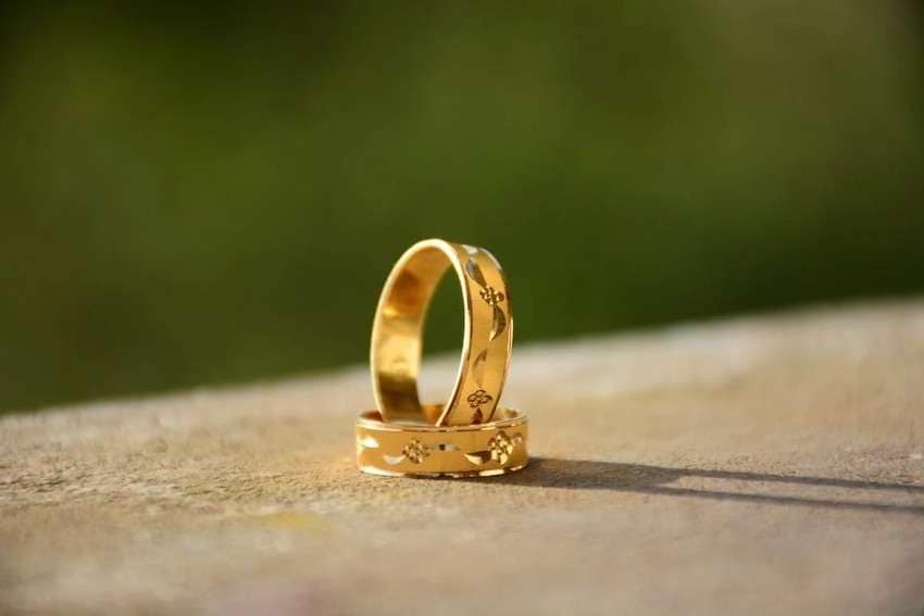 natural light for yellow gold ring photography