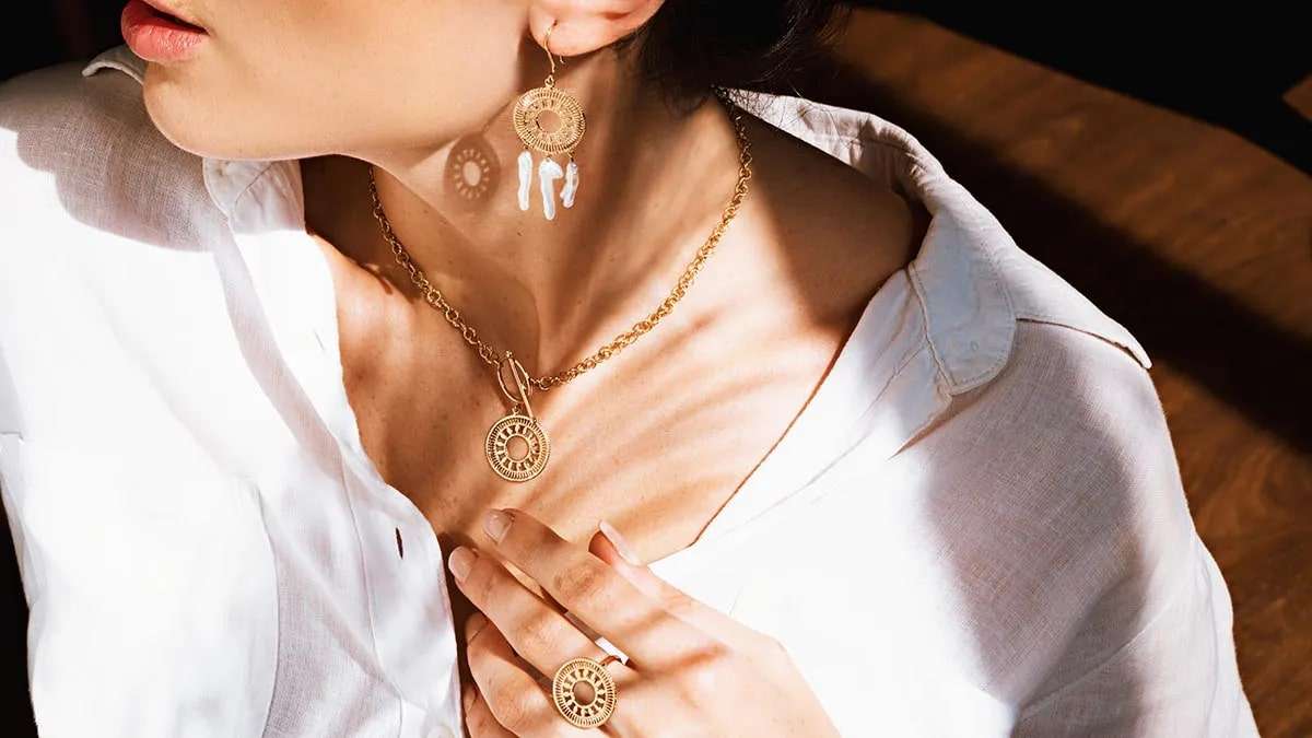 jewelry photography with diffused lighting 